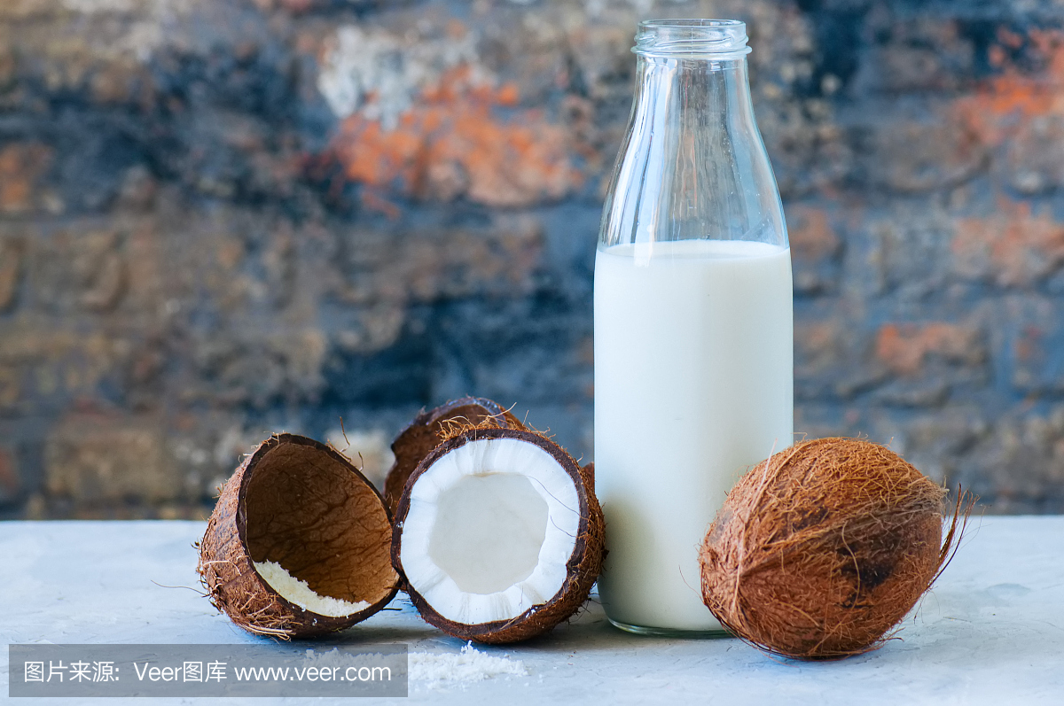 整個(gè)椰子和椰子產(chǎn)品的奶和粉。白色的圣